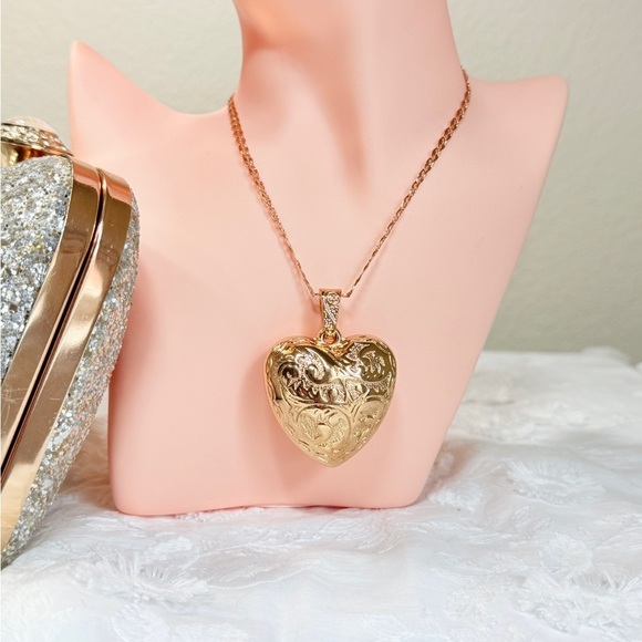 14K Gold Diamond Heart Necklace - Elegant Jewelry for Women  Elegant Gold Heart Pendant Necklace